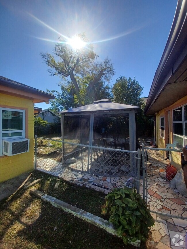 Building Photo - 137 Highland Ave