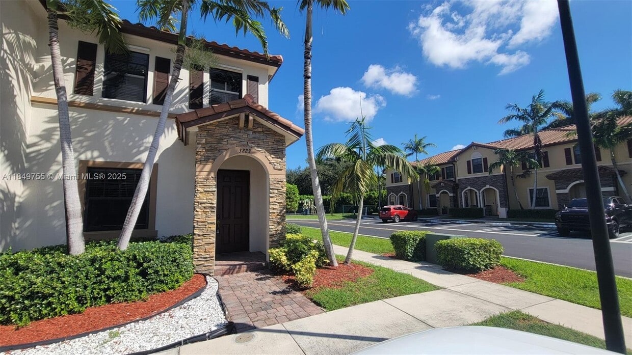 Foto principal - 3223 SE 4th Ct