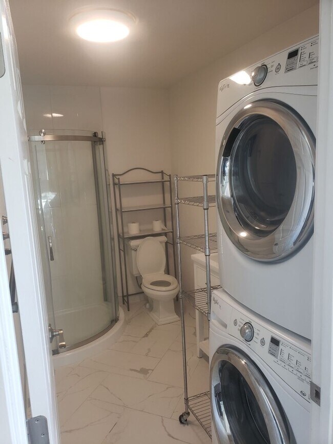 Foto del edificio - Beautifully Renovated Home with Updated Kitchen and bath, paint, and flooring! FREE SOLAR TOO!!!!