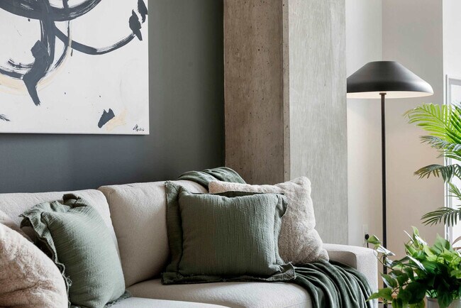 Building Photo - 633 S LaSalle St