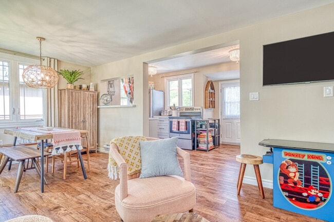 Building Photo - 903 Lakeshore Rd