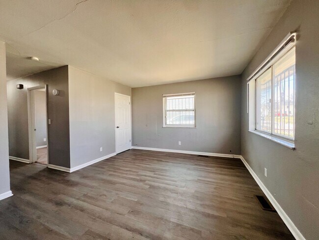 Building Photo - 3 Bedroom House