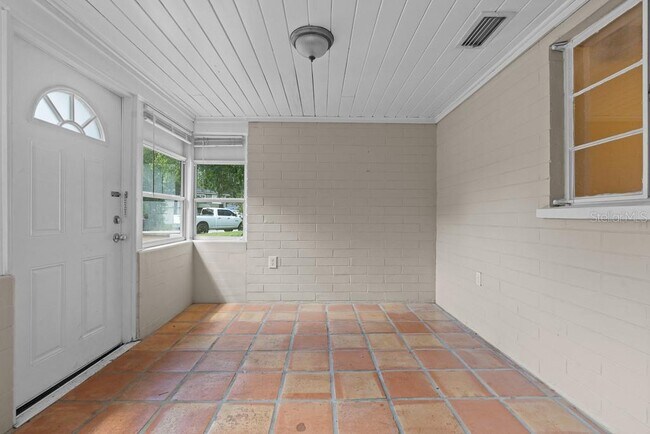 Building Photo - 305 Altaloma Ave
