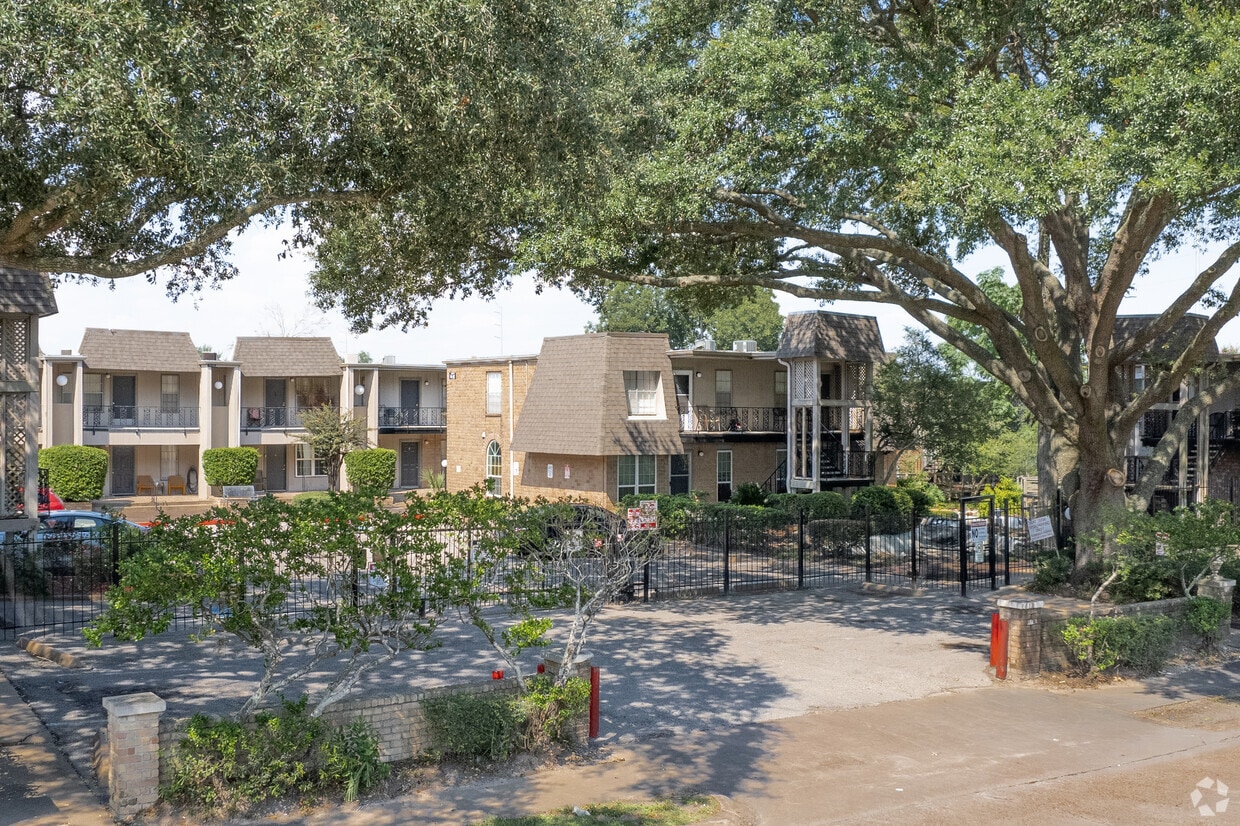 Primary Photo - Braeswood Park Condominiums