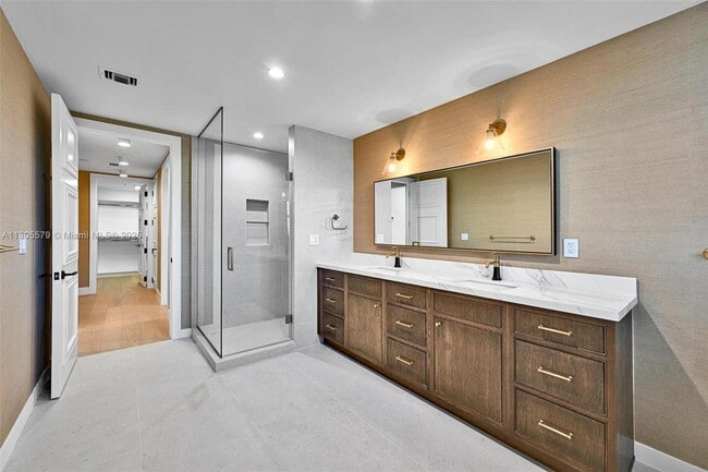 Foto del edificio - 13637 Deering Bay Dr