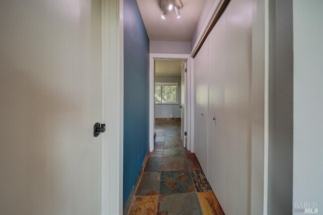 Foto del edificio - 4570 McCready Ct