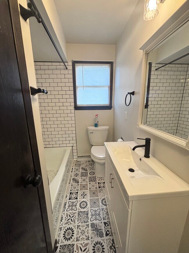 Foto del edificio - 1033 Wilson Ave