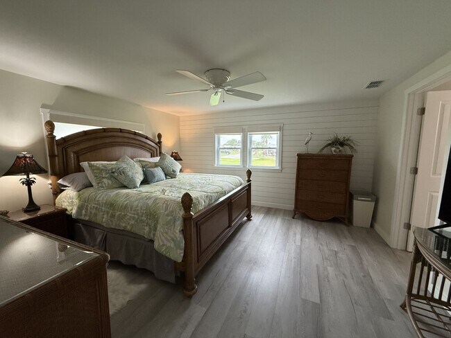 Building Photo - 637 Los Altos