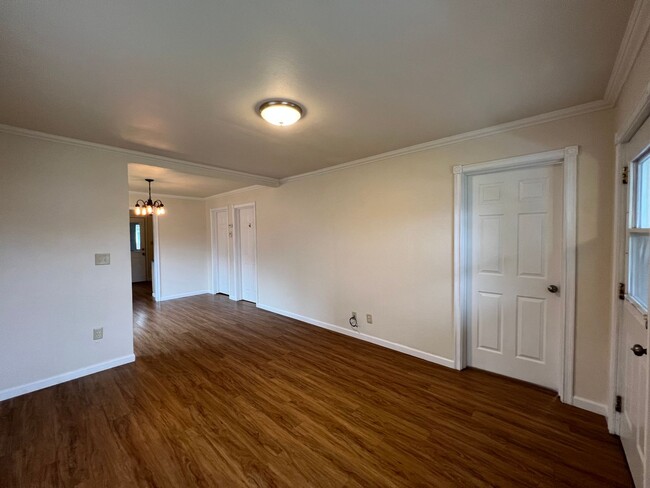 Building Photo - Cozy 2 bedroom 1 bathroom house close to t...