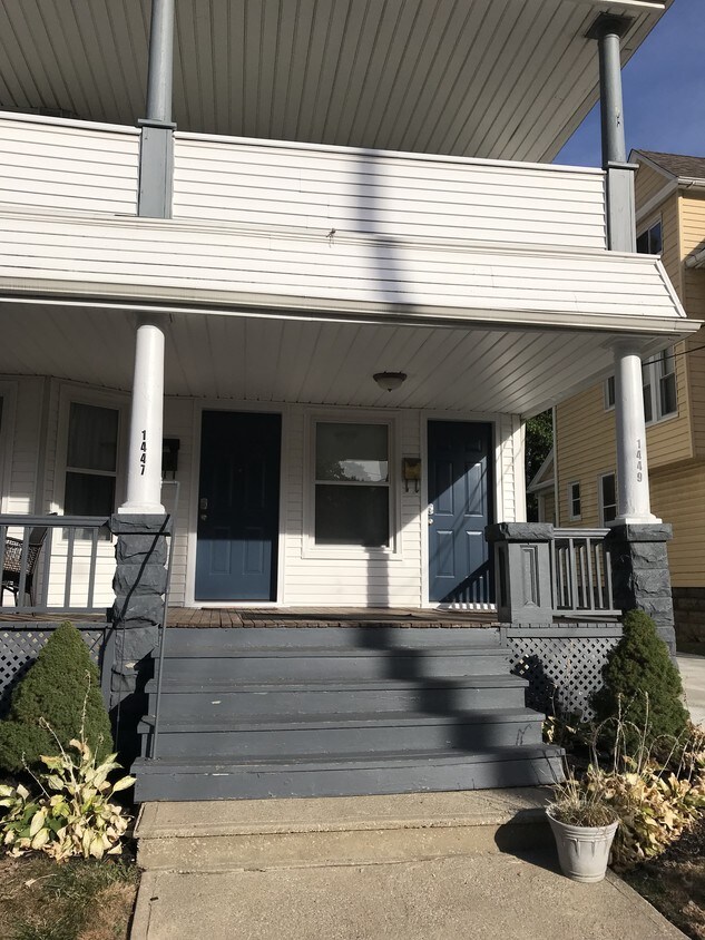 Primary Photo - 1447 Rosewood Ave