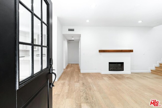 Building Photo - 7614 Willoughby Ave
