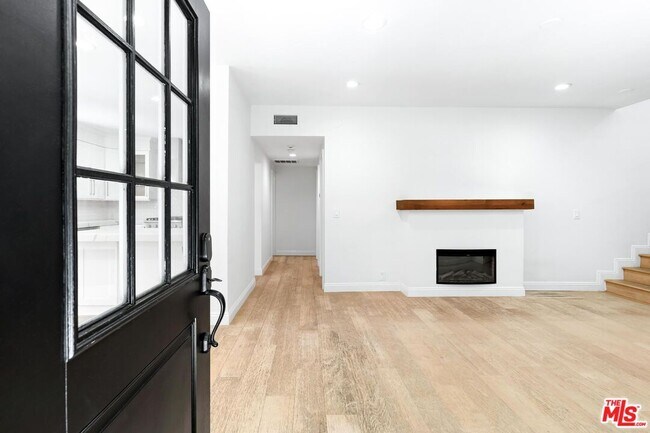 Foto del edificio - 7614 Willoughby Ave