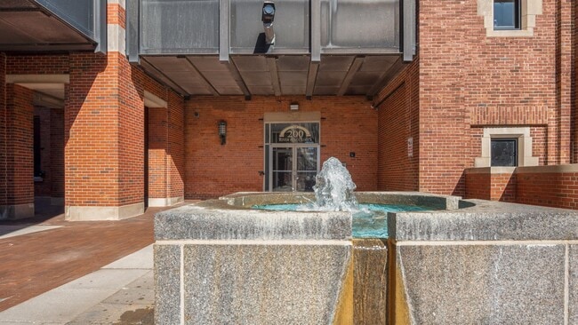 Building Photo - 200 River Pl Dr