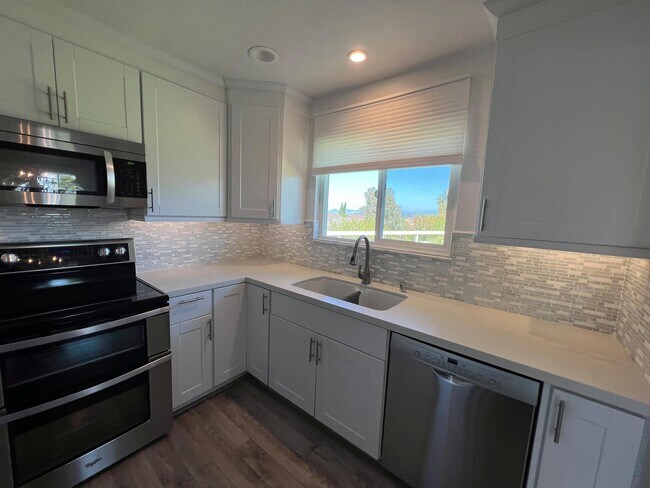 Building Photo - 3685 Vista Campana N