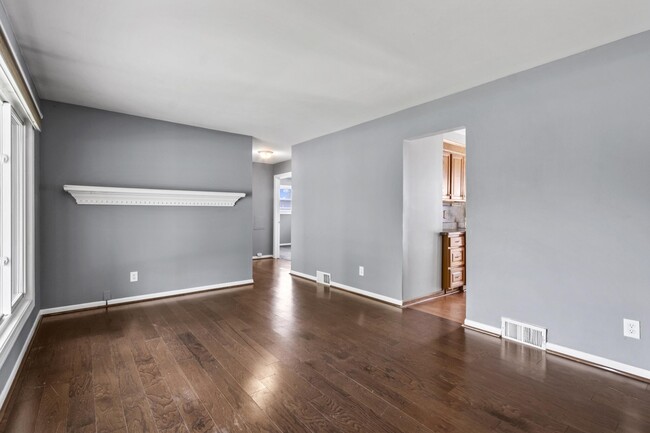 Building Photo - 32119 Glen Ave