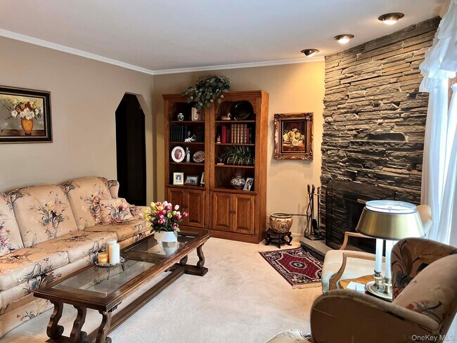 Building Photo - 454 Roy St