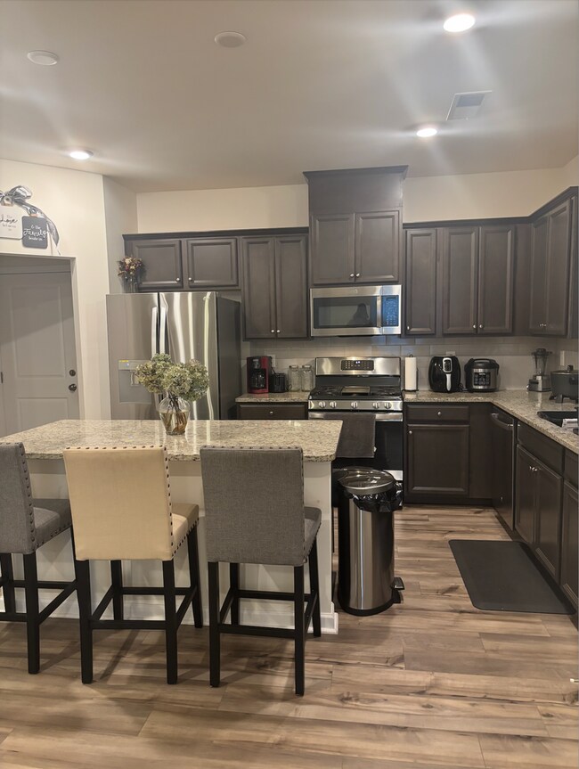 Foto del edificio - Stunning 3 Bed / 2.5 Bath End Unit Townhome in Prime Concord Location!