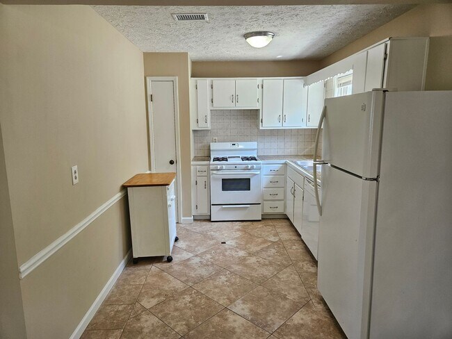 Building Photo - Rare 3 bed 2 bath ranch located in Woodstock