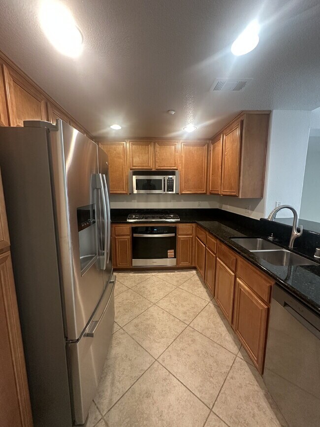 Foto del edificio - $4,200 - 2 Bed / 2 Bath City Walk Condo in Downtown San Diego