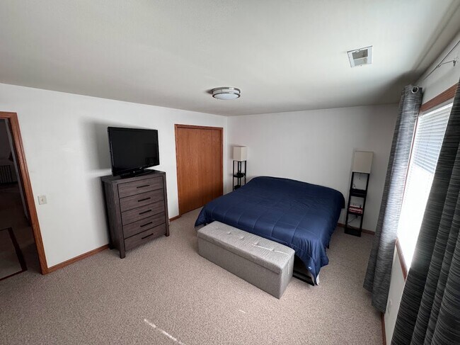 Foto del edificio - 243 Meadowside Dr