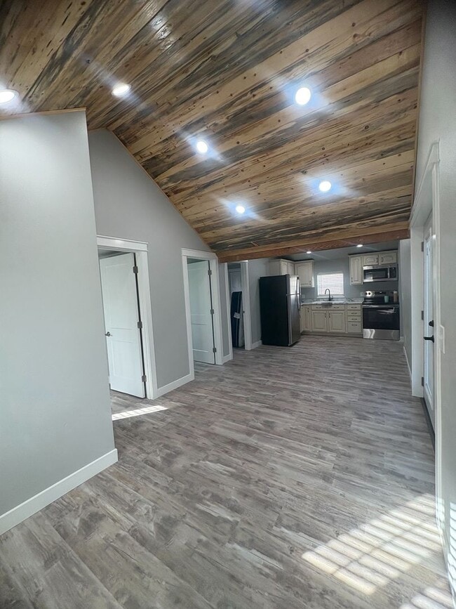 Building Photo - 1607 E 13th St