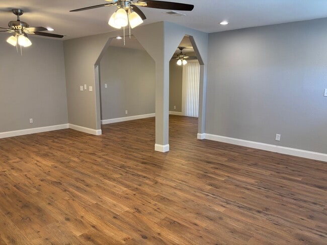 Building Photo - Terrific Brentwood location at the end of ...