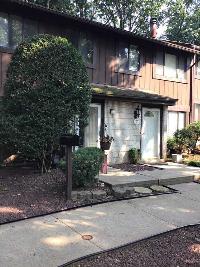 Building Photo - 60 Stone Ln