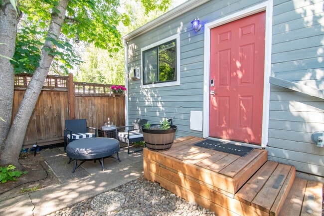 Building Photo - 673 Siskiyou Blvd