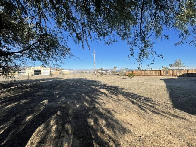 Building Photo - 3 bed 2 bath home with a large yard. BHCRE...