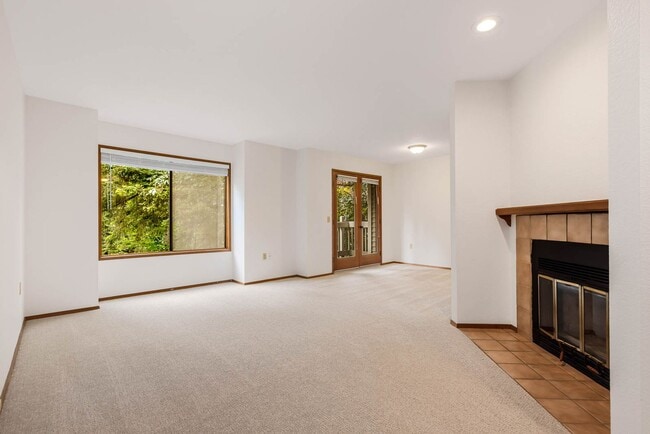 Building Photo - Beautifully Updated 2-Bedroom, 2-Bath Condo Near Downtown Kirkland
