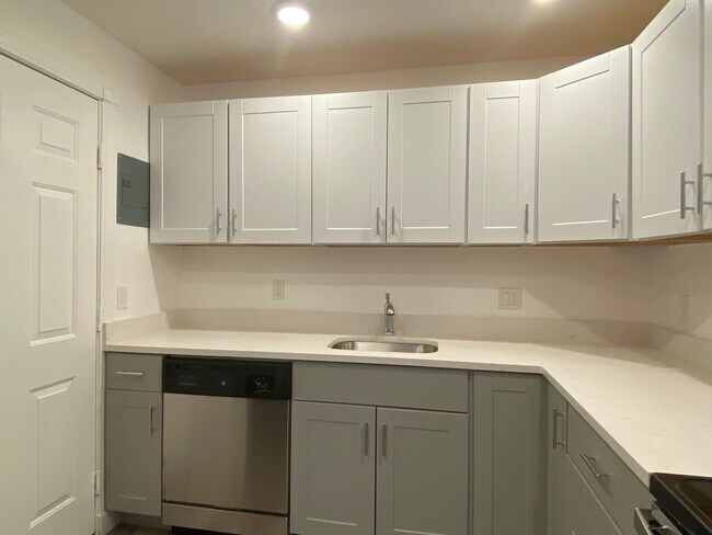 Foto del edificio - Nicely renovated 2 bedroom unit near the Green Line.