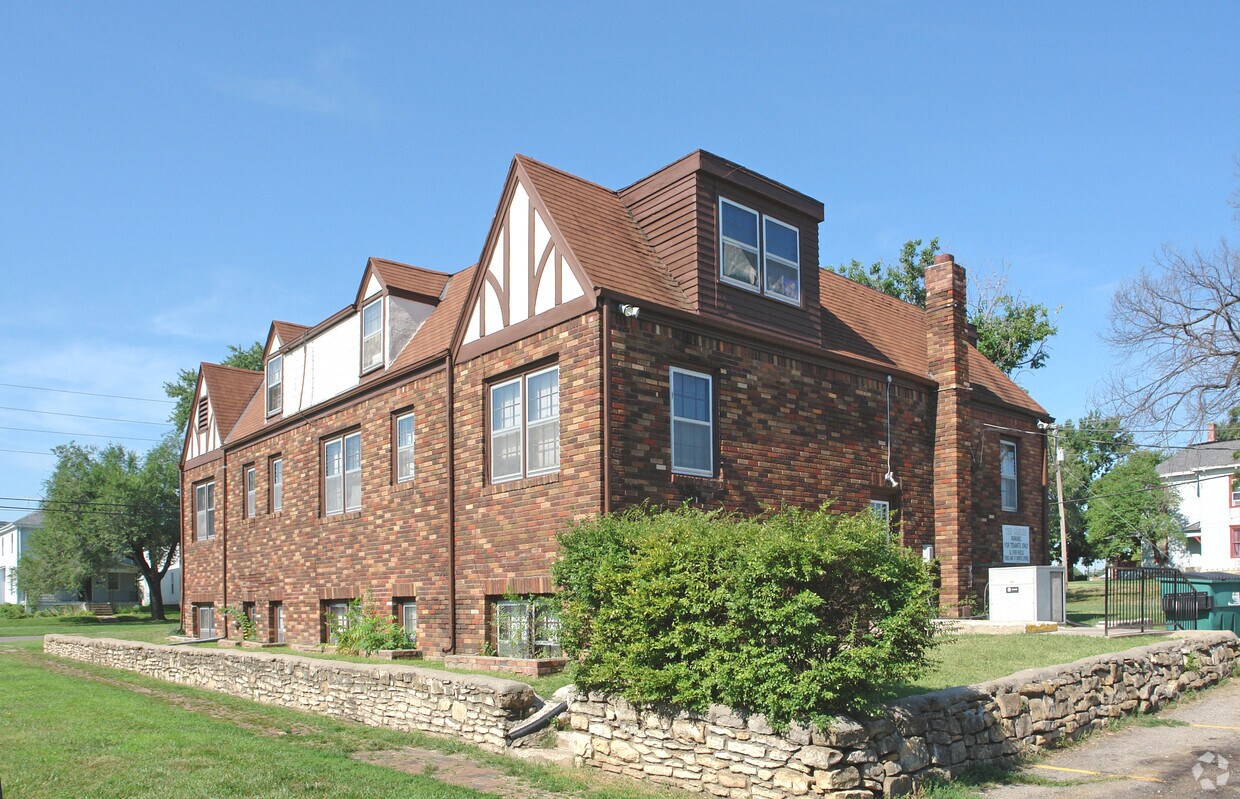 Building Photo - The Gables