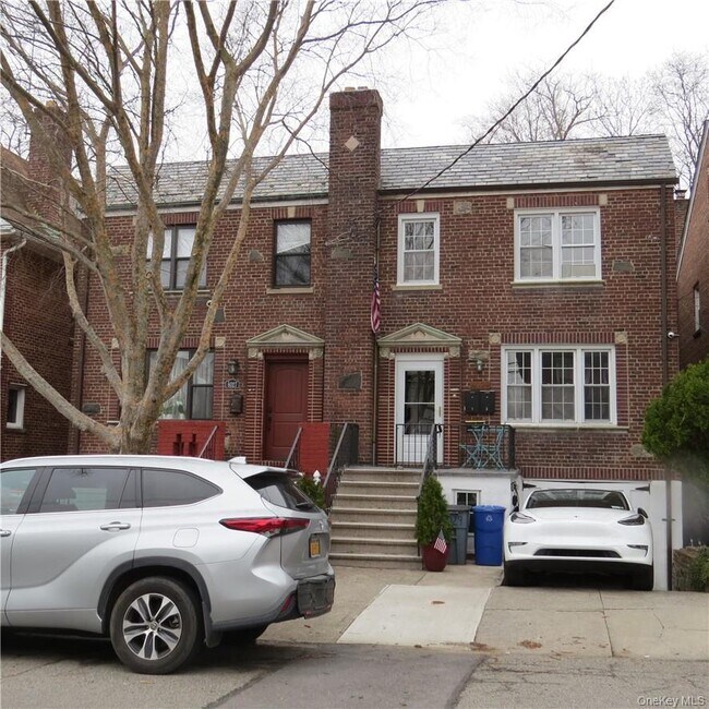 Foto del edificio - 6029 Delafield Ave
