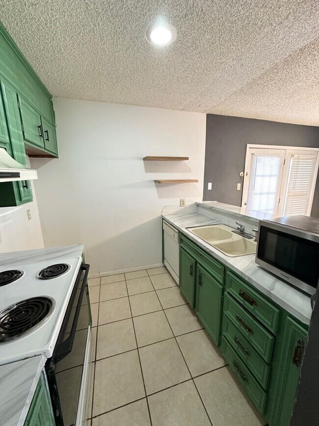 Building Photo - 2 Bedroom 1 Bathroom House For Rent!