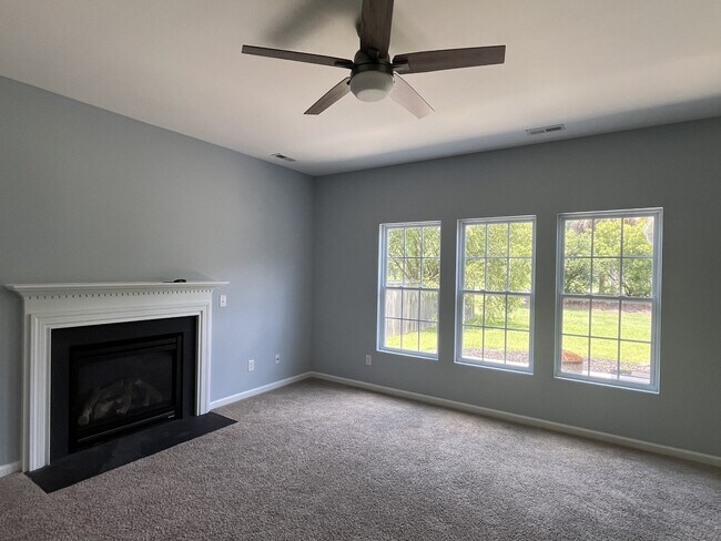 Foto del edificio - 292 Mayfield Dr