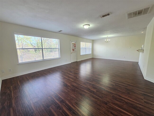 Foto del edificio - 8126 Golf Green Cir