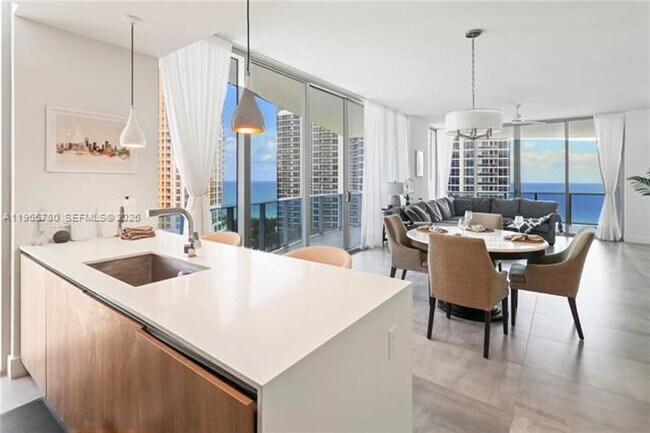 Foto del edificio - 17550 Collins Ave