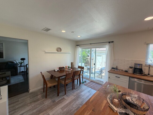 Building Photo - Remodeled 3 bedroom 2 1/2 bath townhome!
