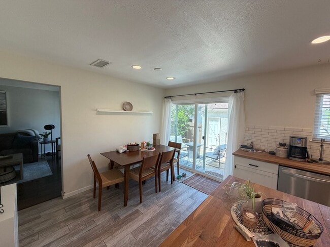 Foto del edificio - Remodeled 3 bedroom 2 1/2 bath townhome!