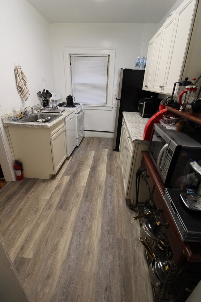 Foto del edificio - 2588 Mayfield Rd