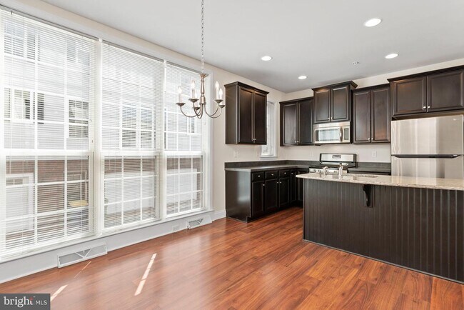 Foto del edificio - 1420 Rose Ln