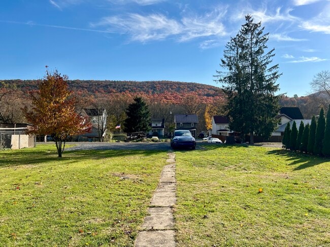 Building Photo - 425 Center St