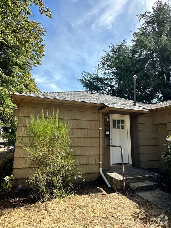 Building Photo - 1007 SW 10th Ave