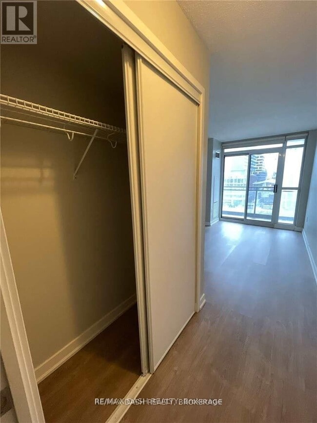 Building Photo - 906 - 25 CAPREOL COURT