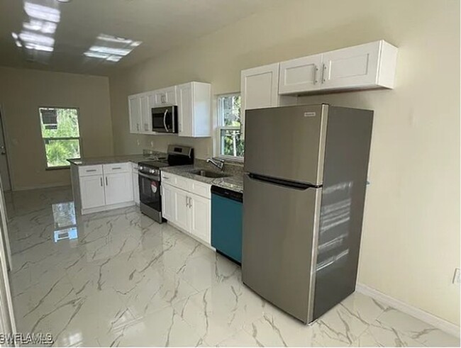 Building Photo - Available Now Three Bedroom 2 bath/ Single...