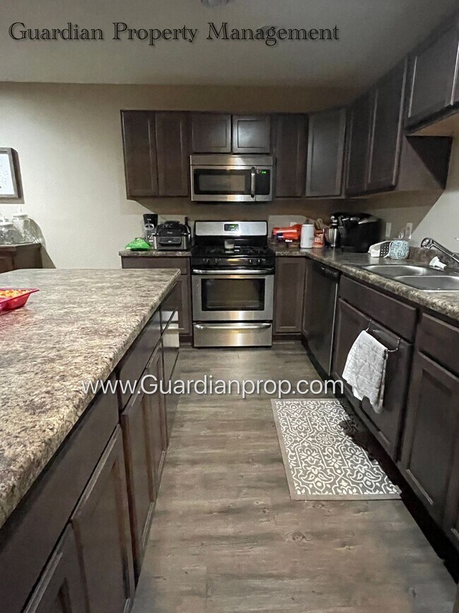 Building Photo - Lakeville 2 Bedroom Town Home, 2 Car Garag...
