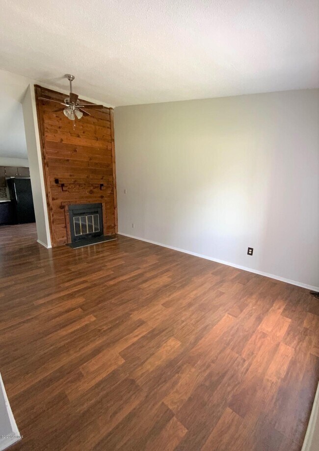 Building Photo - 107 Village Cir