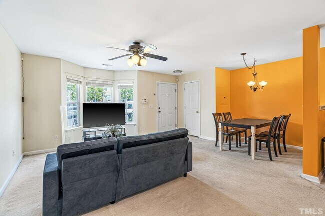 Foto del edificio - Room in Townhome on Ivory Run Way
