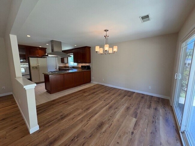 Foto del edificio - Prime Lake Lindero Leasing Opportunity!