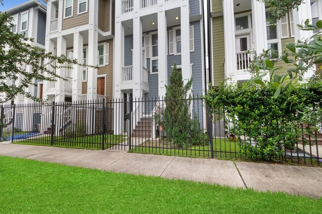 Building Photo - 2409 Lawrence St